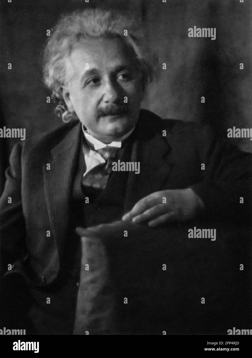 Albert Einstein, ritratto a metà lunghezza, seduto, rivolto a destra. Circa 1931 Foto Stock