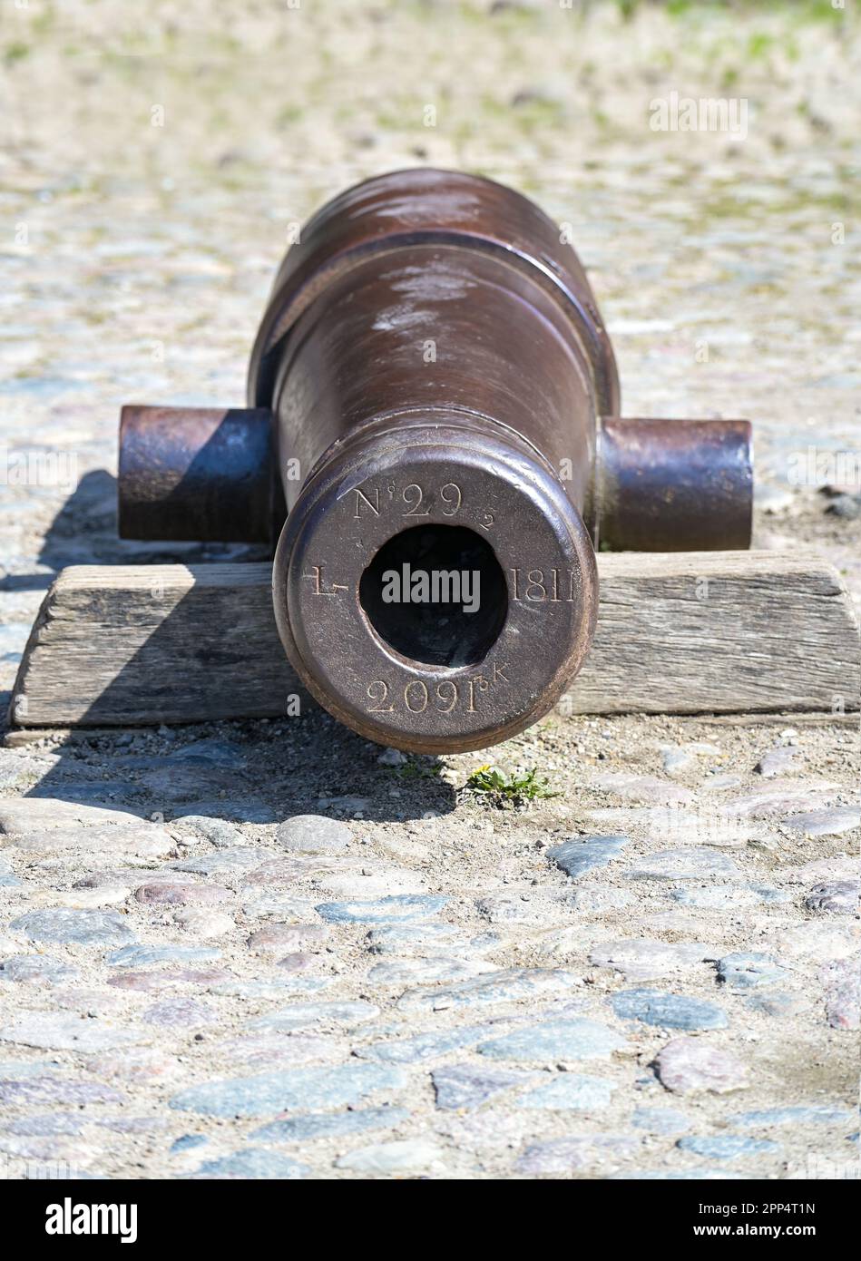 Cannone in ghisa presso la porta Holstentor o Holsten, monumento storico e attrazione turistica nella città vecchia di Lubecca, Germania, spazio copia, selezionato Foto Stock