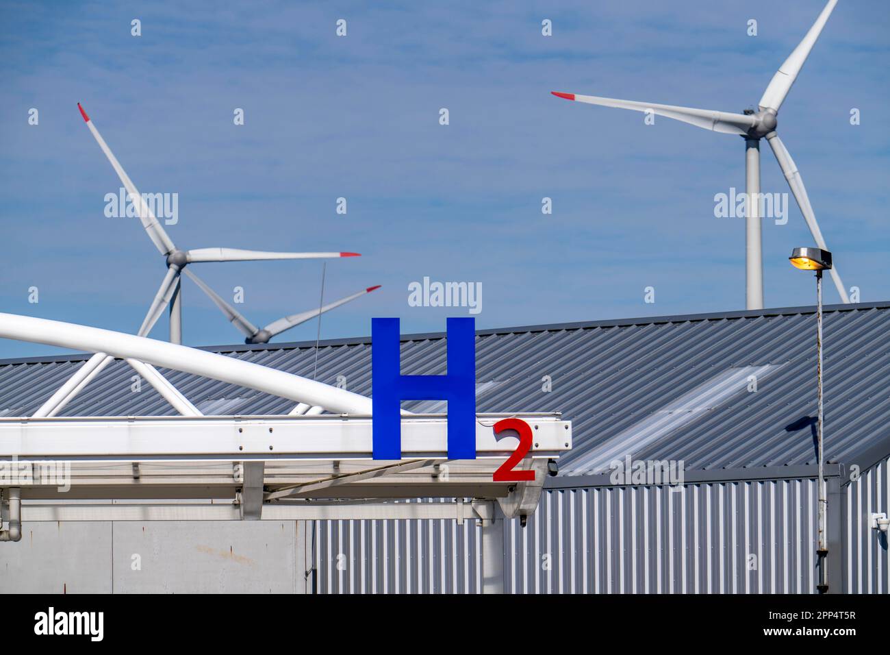Stazione di rifornimento di idrogeno ad Anversa, per auto e camion, H2 lettering, turbina eolica nel porto, Belgio Foto Stock