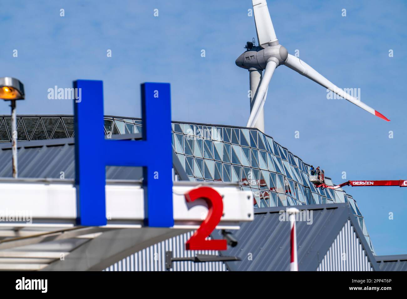 Stazione di rifornimento di idrogeno ad Anversa, per auto e camion, H2 lettering, turbina eolica nel porto, Belgio Foto Stock