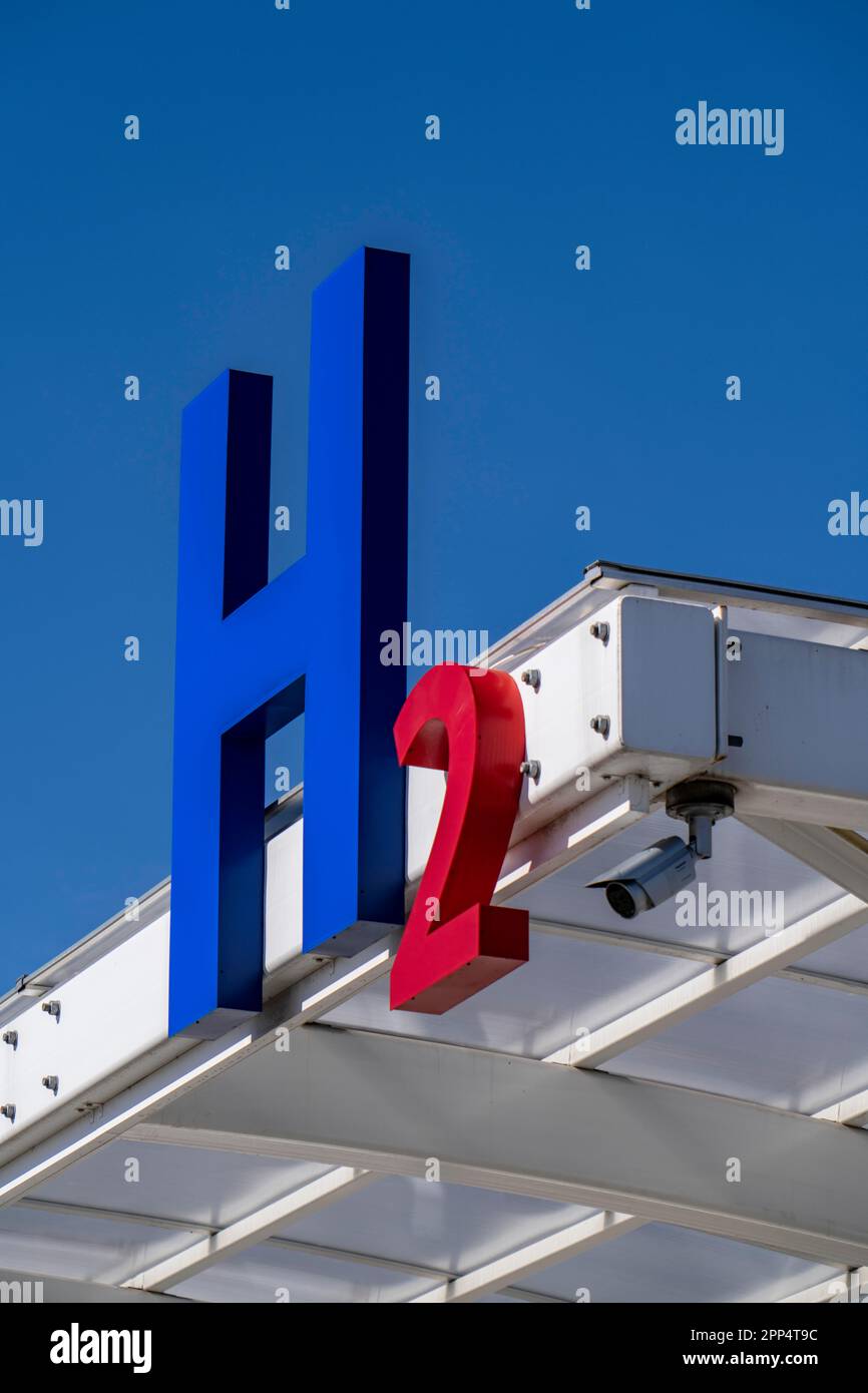 Stazione di rifornimento di idrogeno ad Anversa, per auto e camion, H2 lettering, Belgio Foto Stock