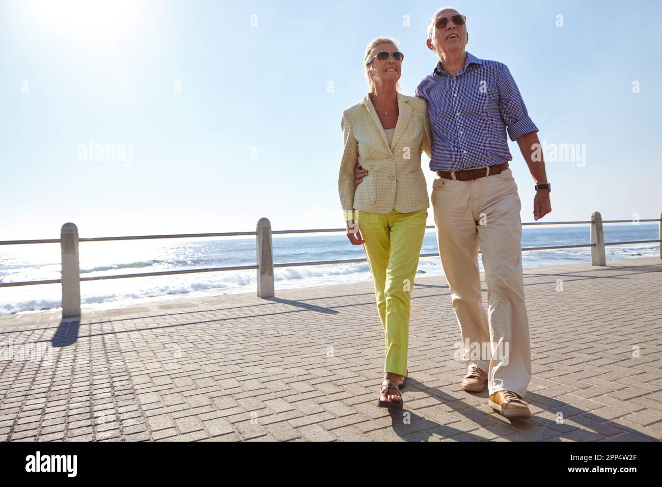 Storie d'amore vero mai fine.. Una coppia anziana fare una passeggiata in riva al mare. Foto Stock