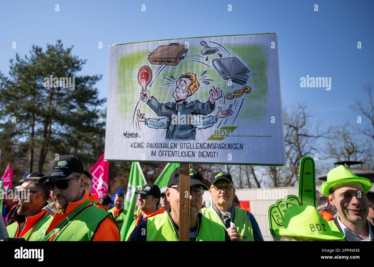 Potsdam, Germania. 22nd Apr, 2023. I membri del sindacato BDZ dimostrano prima dell'inizio della contrattazione collettiva per il settore pubblico federale e comunale. Dopo due settimane di arbitrato, i sindacati e i datori di lavoro comunali si riuniscono di nuovo per discutere la sentenza dell'arbitro. Credit: Monika Skolimowska/dpa/Alamy Live News Foto Stock