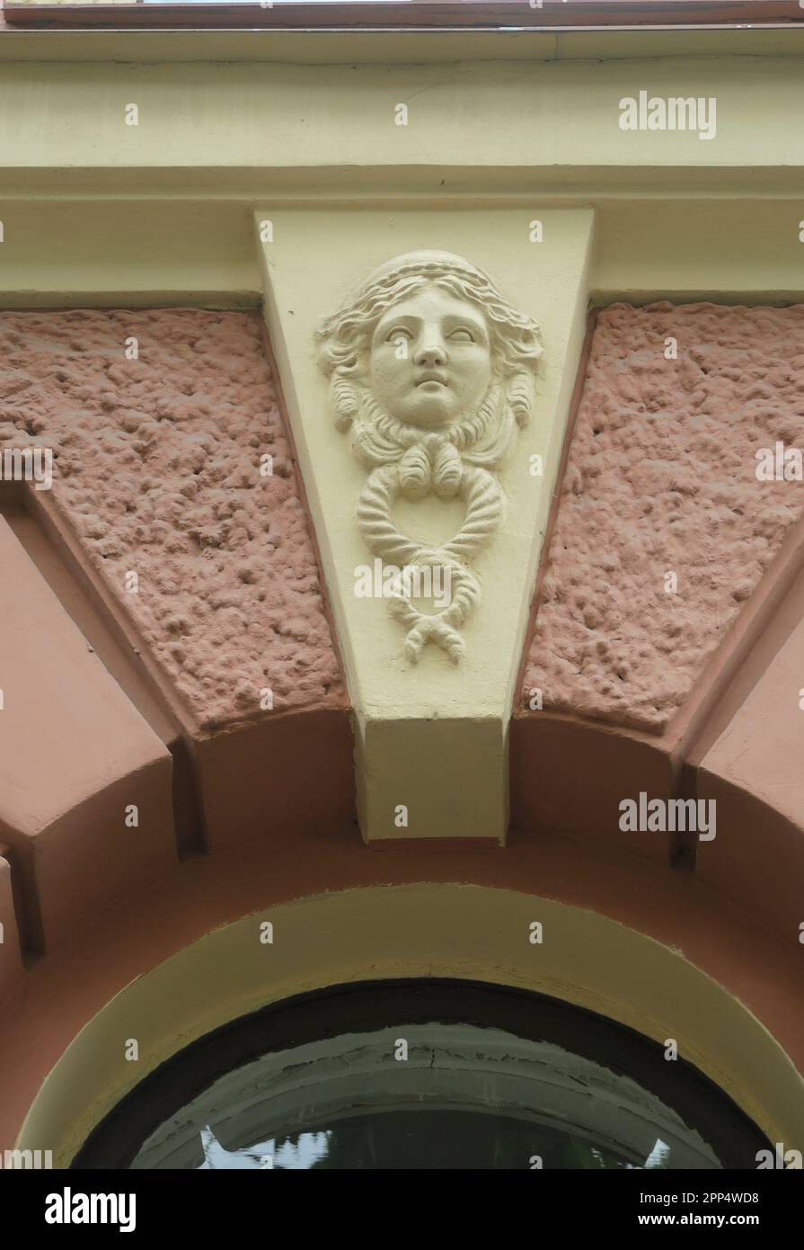 Mascaron, un elemento decorativo sullo storico edificio nel centro della città di San Pietroburgo Foto Stock