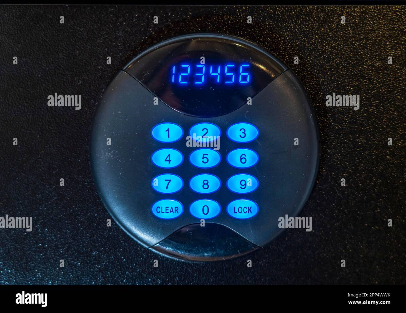 Cassaforte in camera in hotel, tastiera per l'immissione di un codice numerico a 6 cifre per bloccare la cassaforte e depositare oggetti di valore Foto Stock