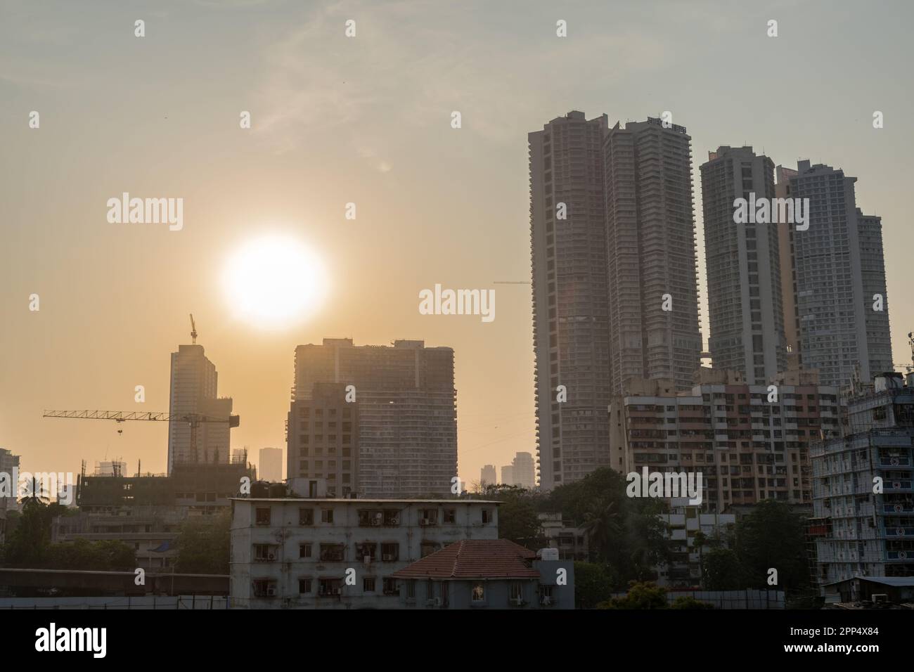 Moderni grattacieli della città durante il giorno a Mumbai, India Foto Stock