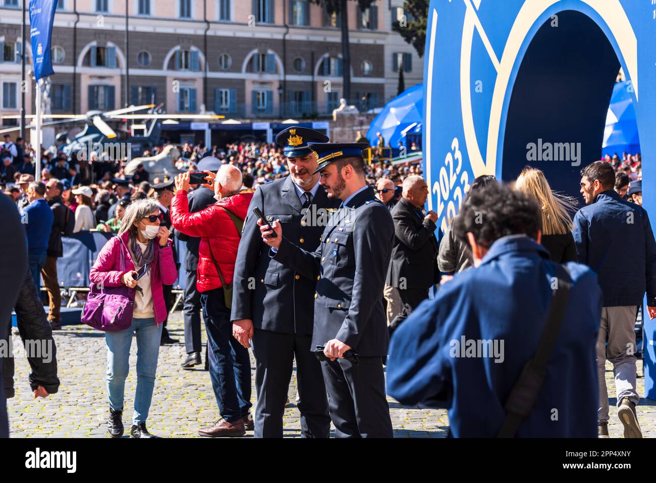 ROM, Italien, mai 2023 Soldsaten der Italienischen Luftwaffe auf ein smartphone schauend auf dem Fest 100 Jahre Italienische Luftwaffe auf der piazze Foto Stock