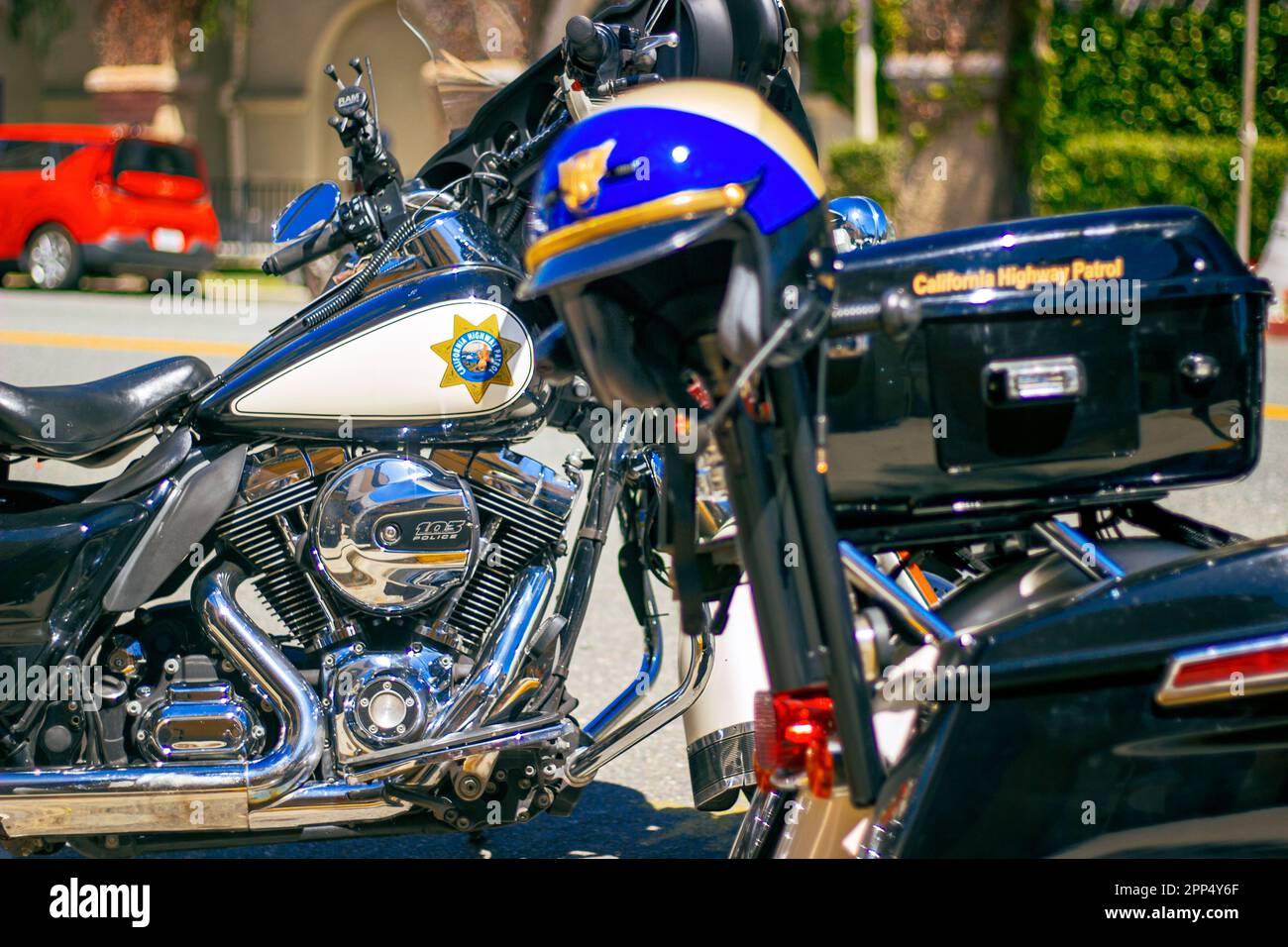 Esplora questa accattivante foto di due motociclette CHP per strada, catturate artisticamente con un effetto bokeh inverso per enfatizzare l'iconica chp shiel Foto Stock