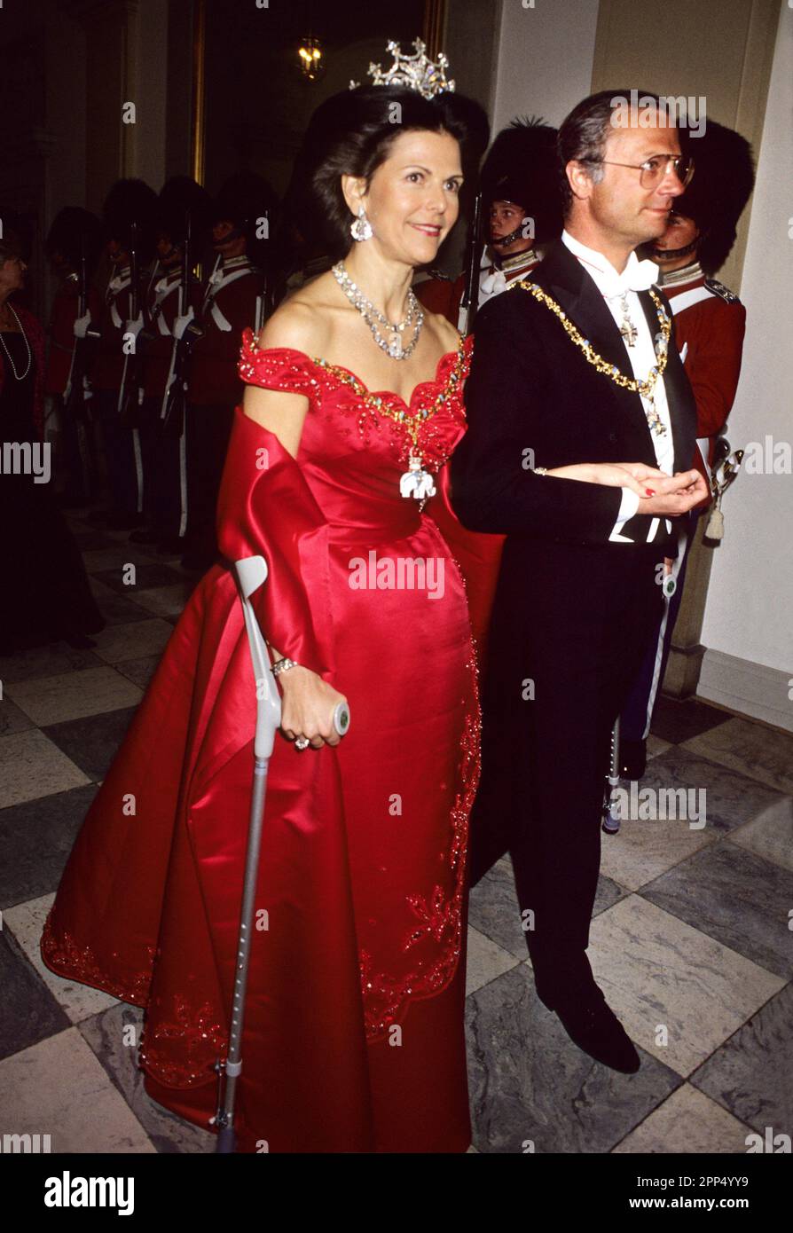 LA REGINA SILVIA di Svezia sostenne il marito re Carl XVI Gustaf e con un crutch dopo un incidente sciistico, sulla sua strada per cena a Copenaghen in Danimarca Foto Stock