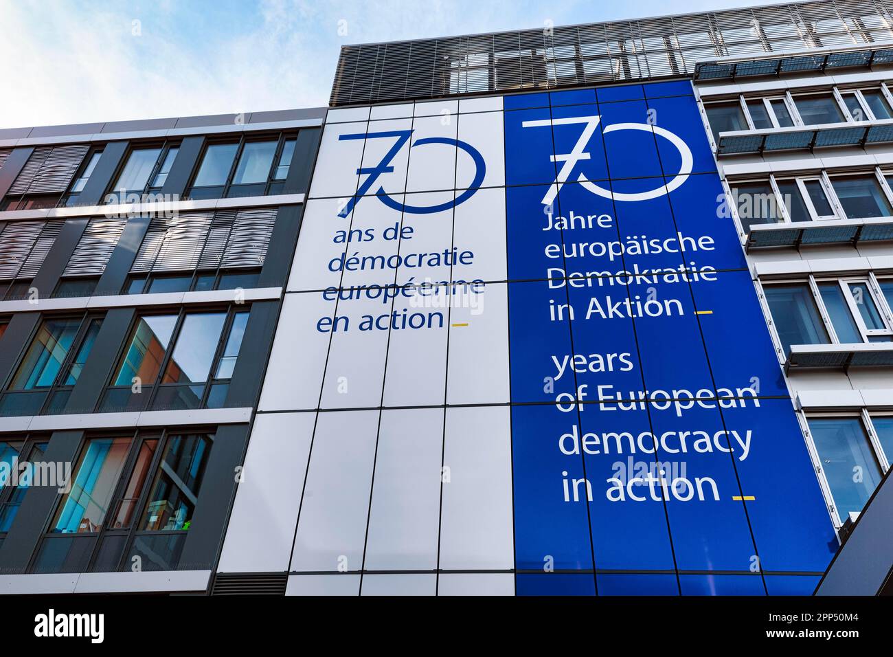 Scritte multilingue sulla facciata, anniversario, 70 anni di democrazia europea in azione, edificio Konrad Adenauer, Parlamento europeo, UE Foto Stock