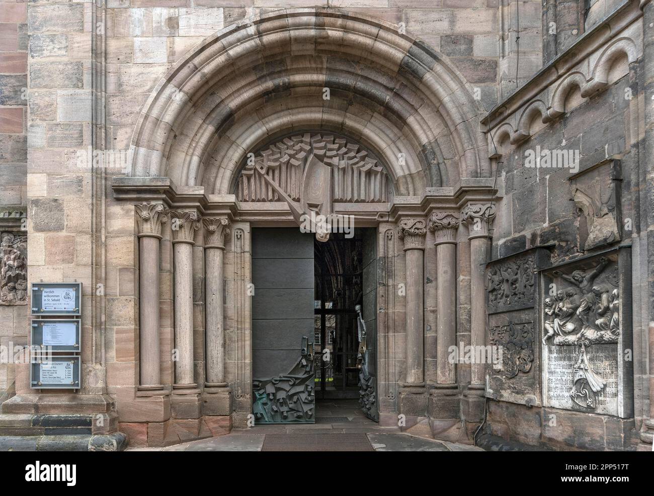 Il portale Heiber della Chiesa gotica di Sebaldus, progettato dal 1988 al 1991 dallo scultore Heinz Heiber, 1928-2003, Norimberga, Franconia media Foto Stock