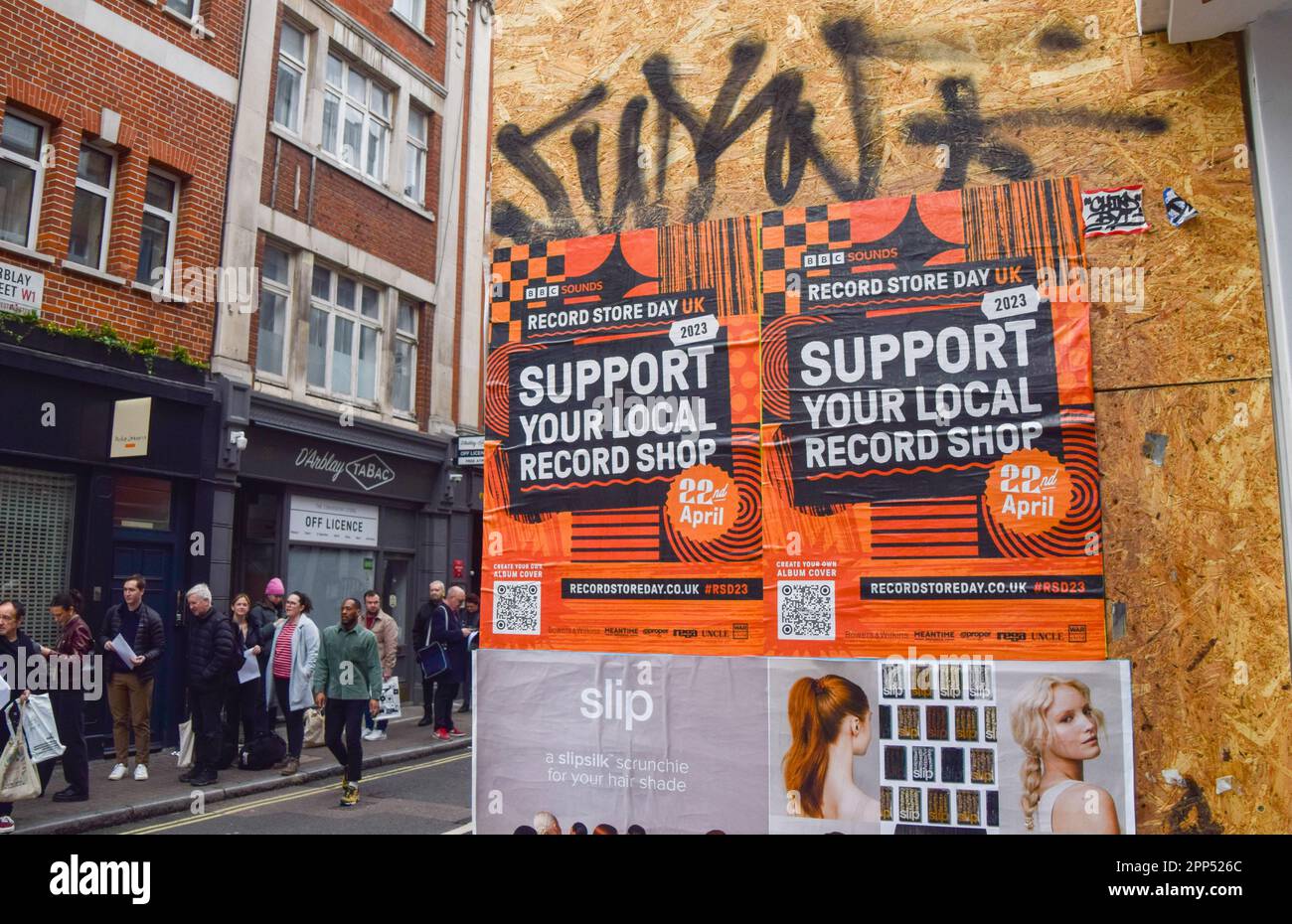 Londra, Regno Unito. 22nd aprile 2023. Poster del record Store Day a Soho. RSD è un evento annuale che supporta discoteche indipendenti, con band e artisti che pubblicano dischi in edizione limitata in esclusiva per la vendita attraverso discoteche il giorno stesso, e i fan iniziano a fare la fila la mattina presto per farli scattare. Credit: Vuk Valcic/Alamy Live News Foto Stock