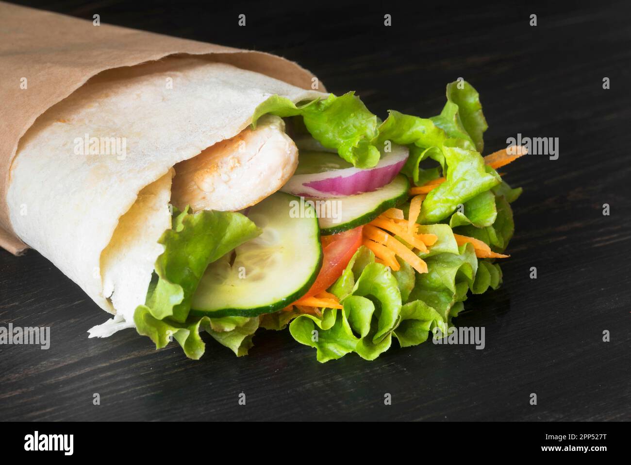 Kebab avvolgere con verdure di carne Foto Stock