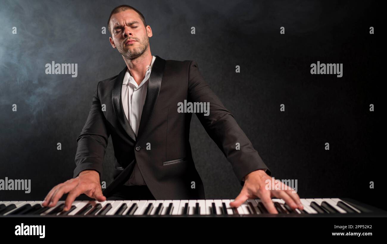 Vista frontale musicista appassionato che suona il pianoforte digitale Foto Stock