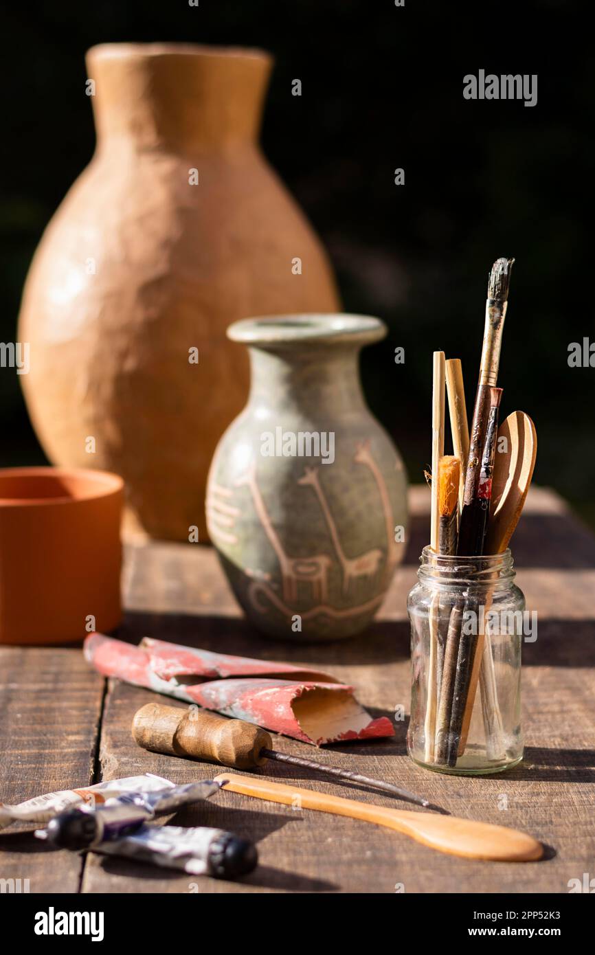 Vista frontale degli attrezzi per la verniciatura dei vasi Foto Stock