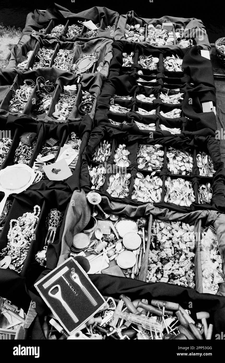MERCATO DELLE PULCI ESPOSIZIONE DI POSATE A L'AIA - OLANDA - OGGETTI D'ANTIQUARIATO ARGENTO IN VENDITA PER STRADA - FILM D'ARGENTO © FOTOGRAFIA: FRÉDÉRIC BEAUMONT Foto Stock