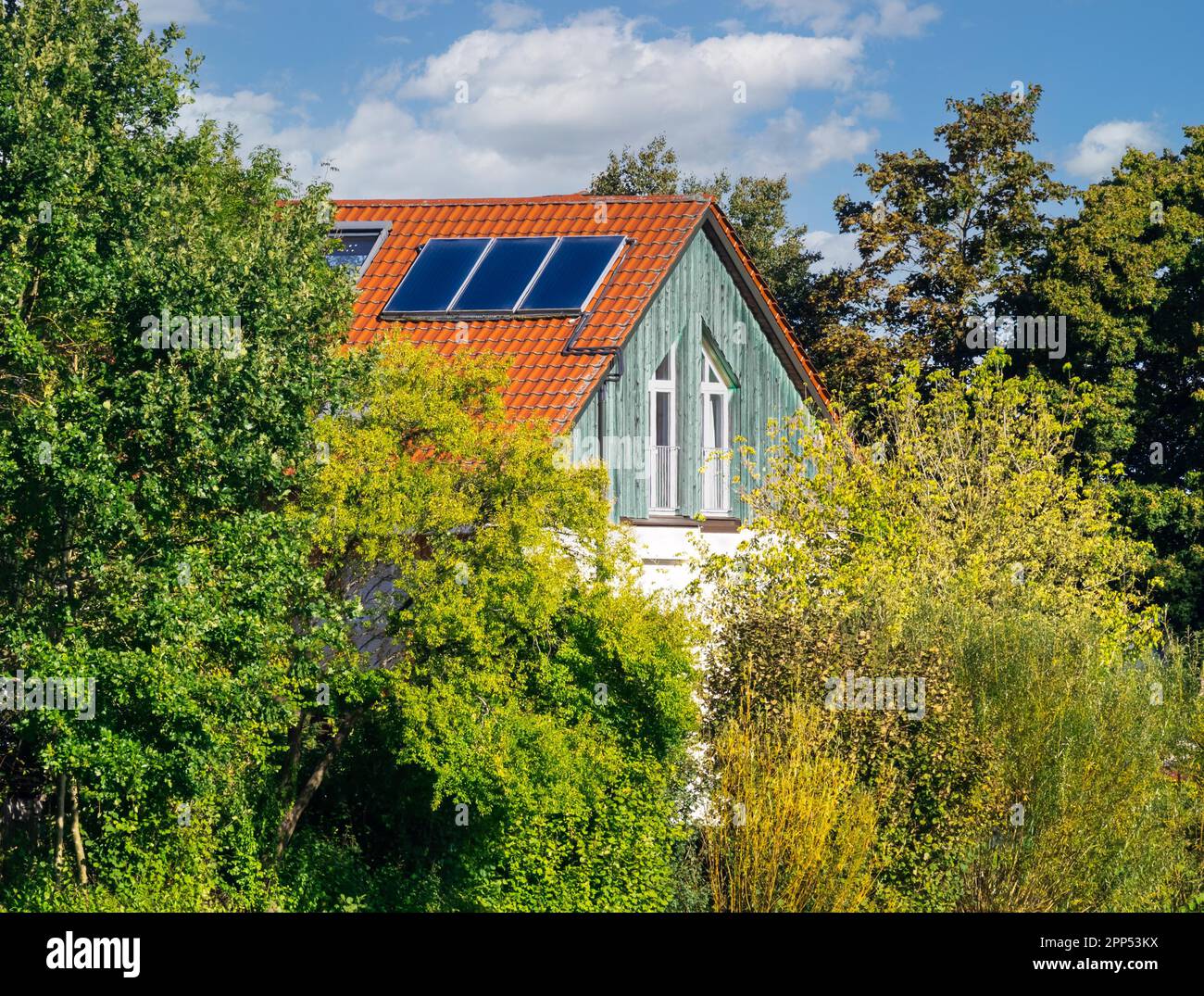 Casa moderna con un sistema di riscaldamento solare termico per la produzione di energia alternativa Foto Stock
