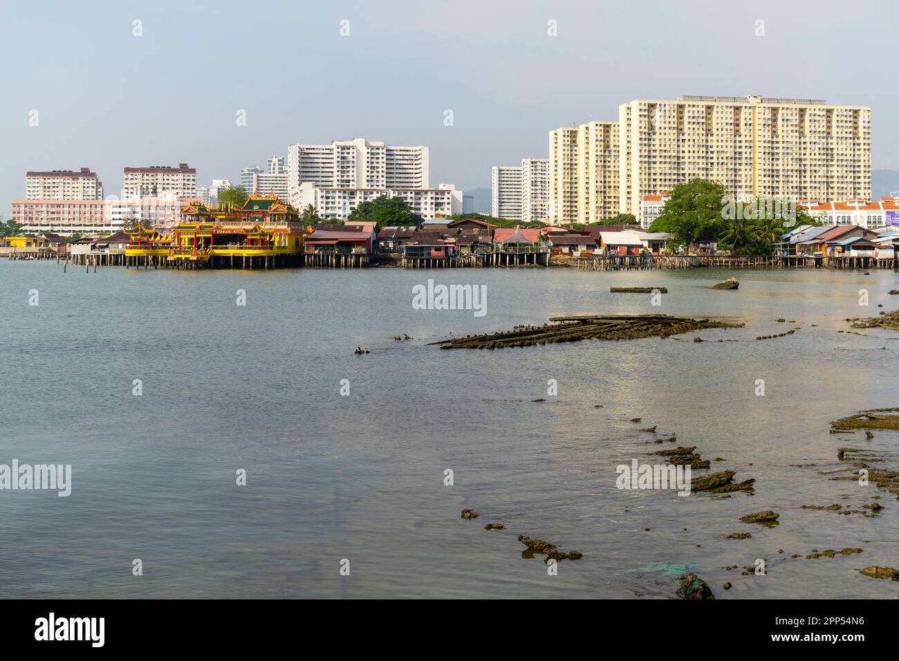 Vista del villaggio galleggiante di Penang. George Town, Penang Island, Malesia, Sud-est asiatico. Foto Stock