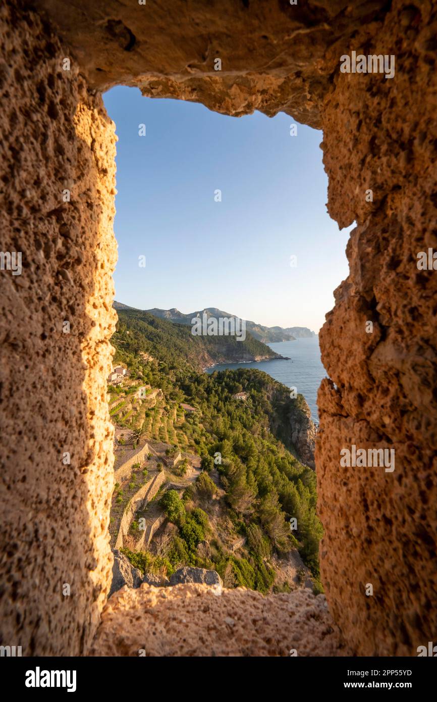 Vista dall'abbraccio a Torre des Verger, torre in pietra sulla costa, vista mare, Banyalbufar, Maiorca, Isole Baleari, Spagna Foto Stock