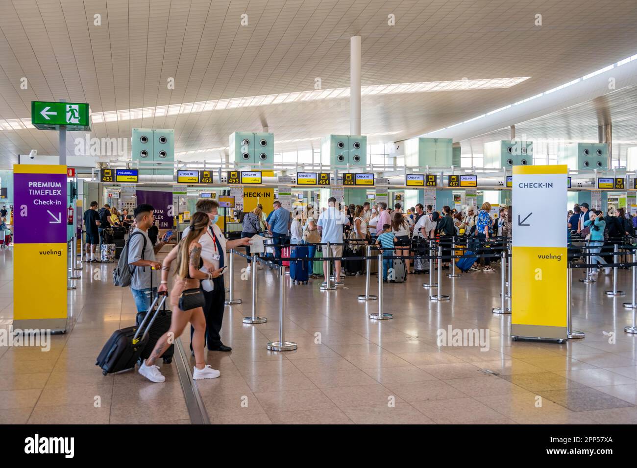 Josep Tarradellas Aeroporto di Barcellona-El Prat, passeggeri al check-in con bagagli, informazioni bordo, Barcellona, Spagna Foto Stock