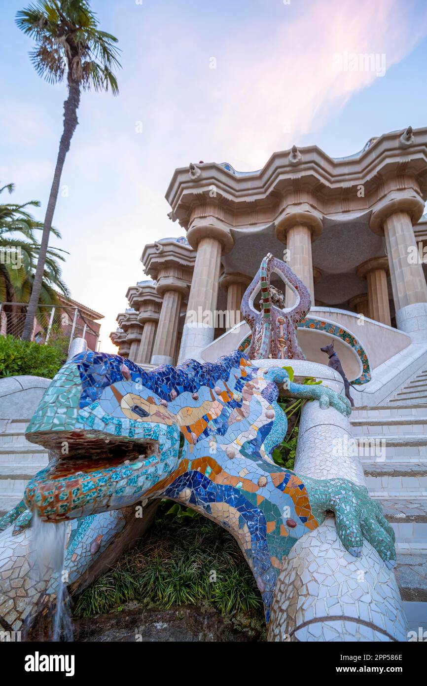 Mosaico, Statua, Parco Gueell, Parco di Antoni Gaudi, Catalogna, Spagna Foto Stock