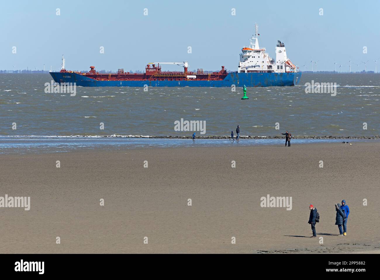 Nave da carico, persone, nave, spiaggia, Cuxhaven, Bassa Sassonia, Germania Foto Stock