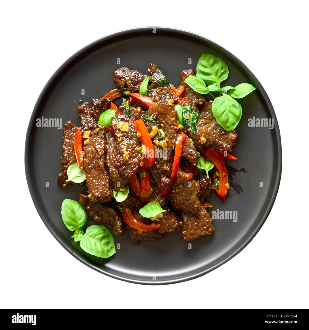 Il manzo tailandese si friggete con pepe e basilico isolato su fondo bianco. Vista dall'alto, disposizione piatta Foto Stock