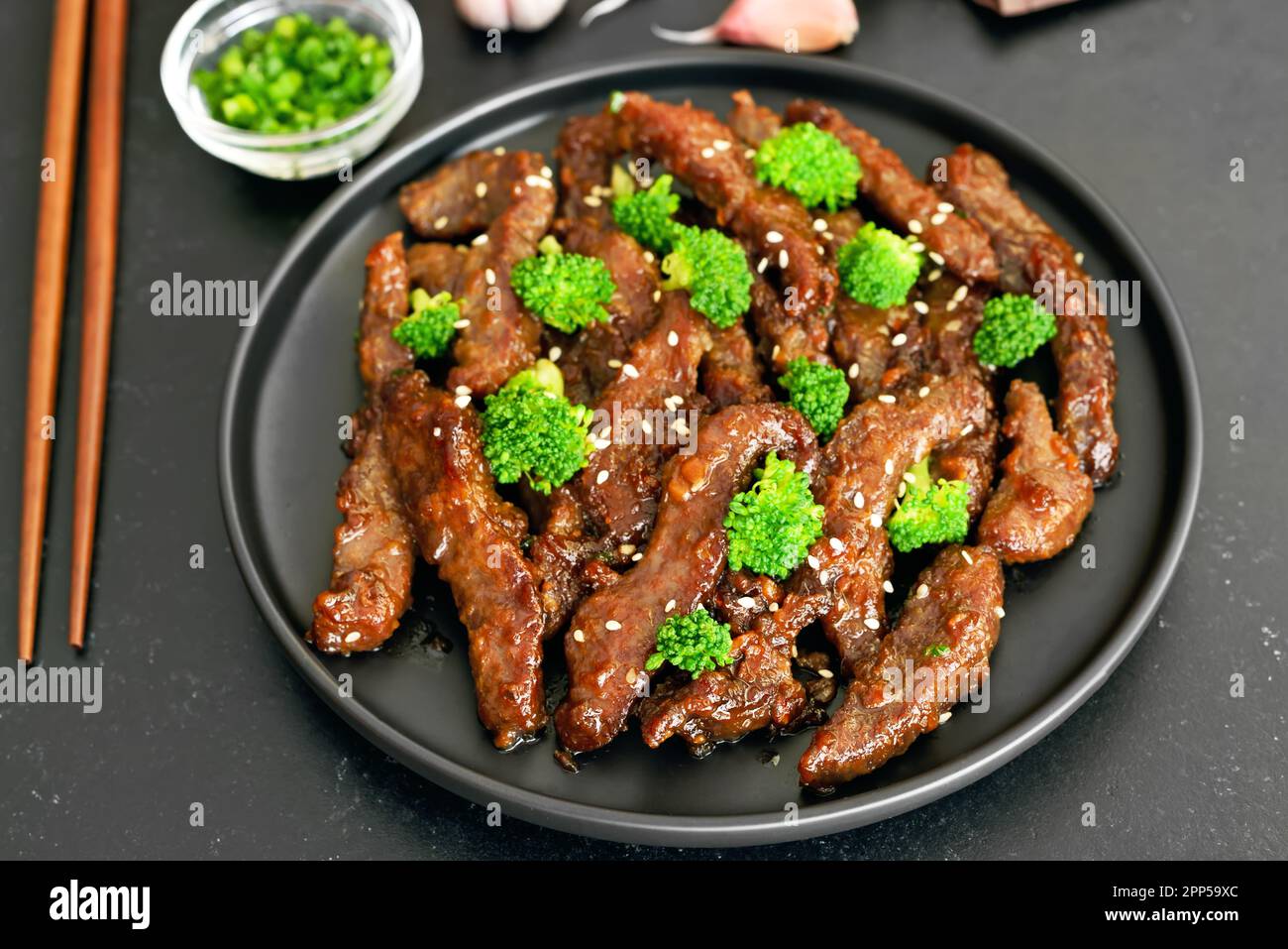 Frittura di manzo con broccoli sul piatto, vista ravvicinata Foto Stock