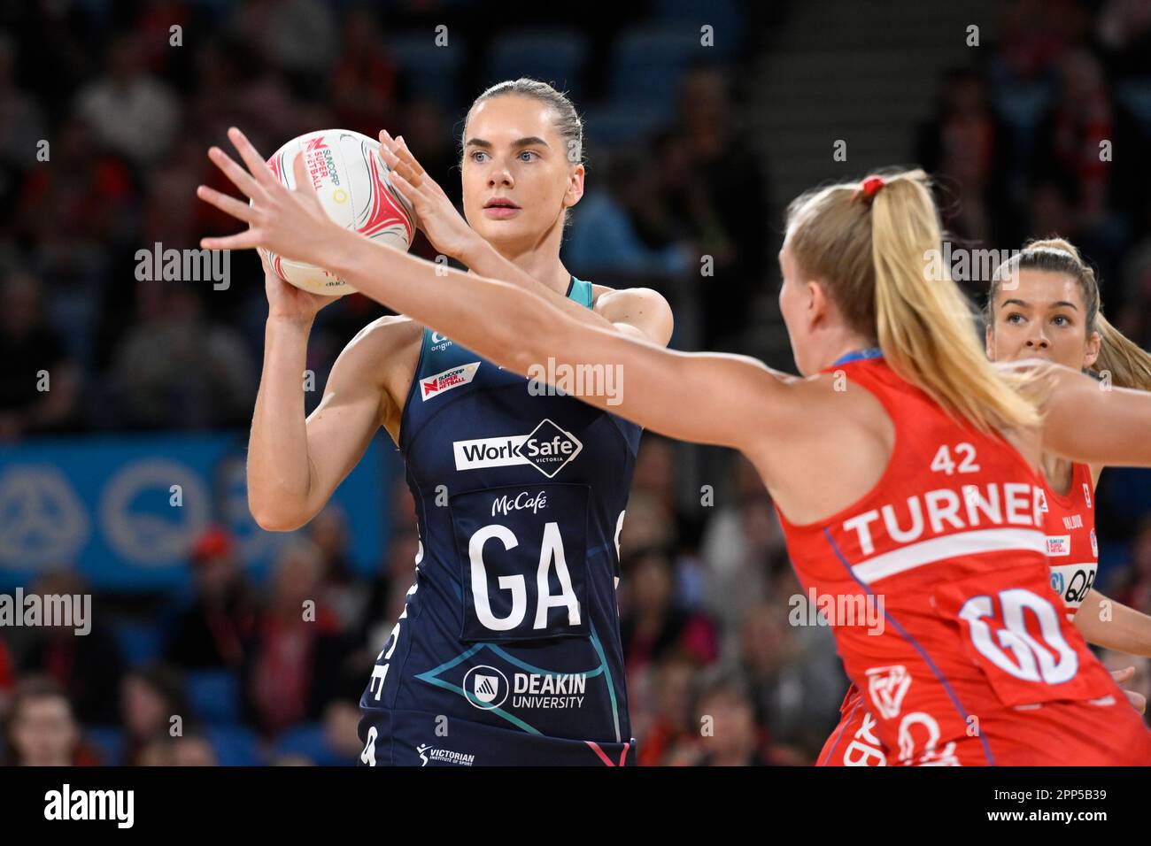 22nd aprile 2023; Ken Rosewall Arena, Sydney, NSW, Australia: Suncorp Super Netball , New South Wales Swifts contro Melbourne Vixens; Kiera Austin del Melbourne Vixens passa la palla Foto Stock