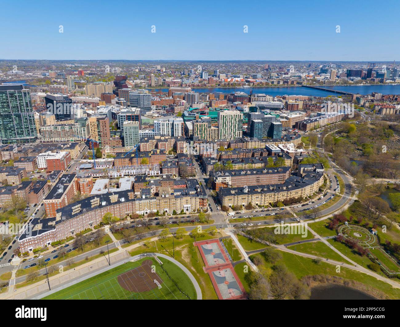 Il quartiere di Boston Fenway lo skyline della città moderna e l'Emerald Necklace Conservation Park con Charles River e Cambridge sullo sfondo a Boston, Massac Foto Stock