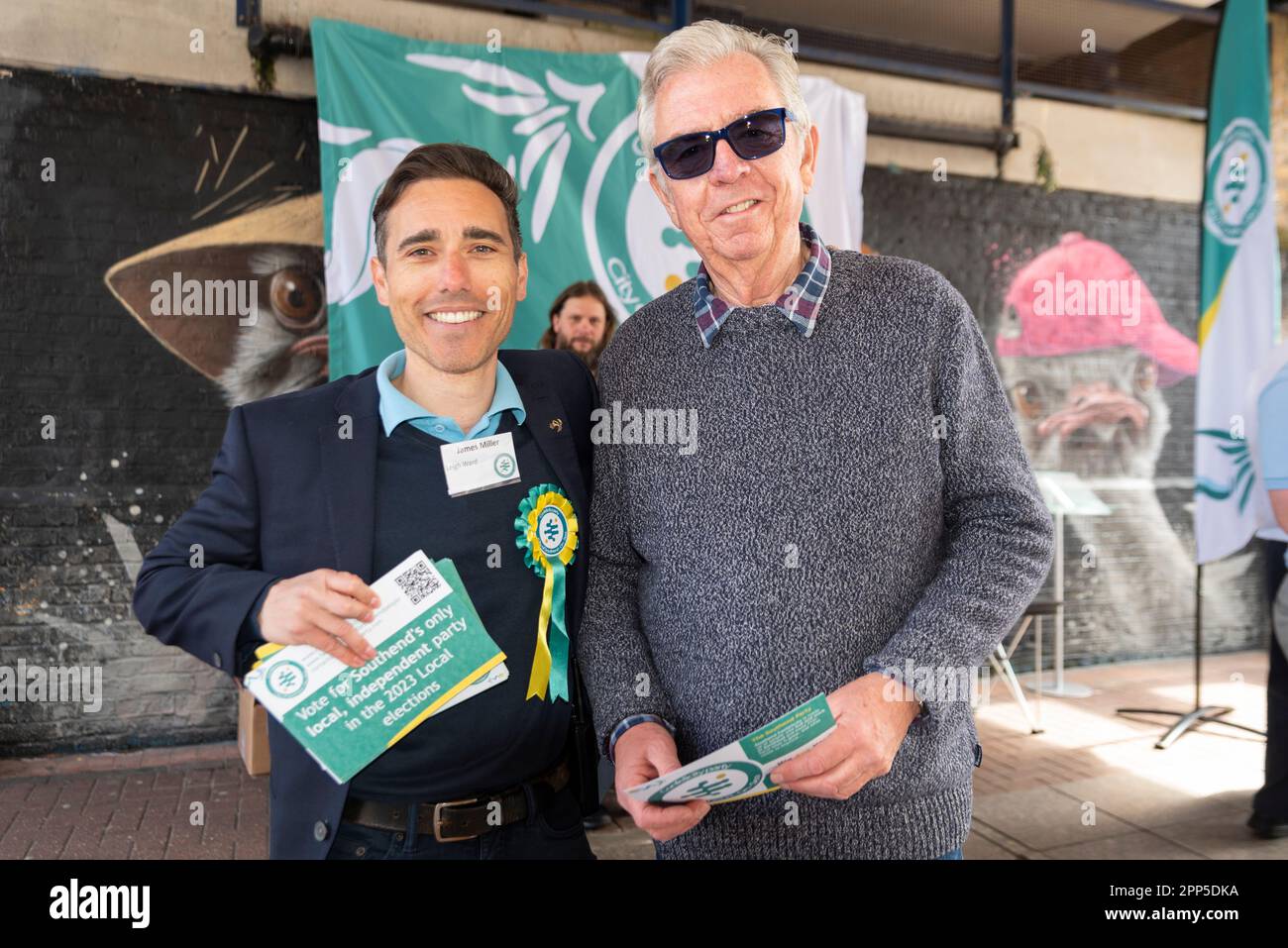 High Street, Southend on Sea, Essex, Regno Unito. 22nd Apr, 2023. Un nuovo partito politico chiamato Confelicity si è formato a Southend on Sea specificamente per la campagna su questioni locali. Il partito sta organizzando un rally nella High Street per sensibilizzare i suoi obiettivi per le elezioni del consiglio del 4th maggio, con l’obiettivo di conquistare seggi nel consiglio della Città. Il leader del partito James Miller si presenterà anche come candidato per il Southend West Ward alle prossime elezioni generali. È visto qui con suo padre Philip Miller che è il proprietario del parco di divertimenti lungomare di Adventure Island Foto Stock