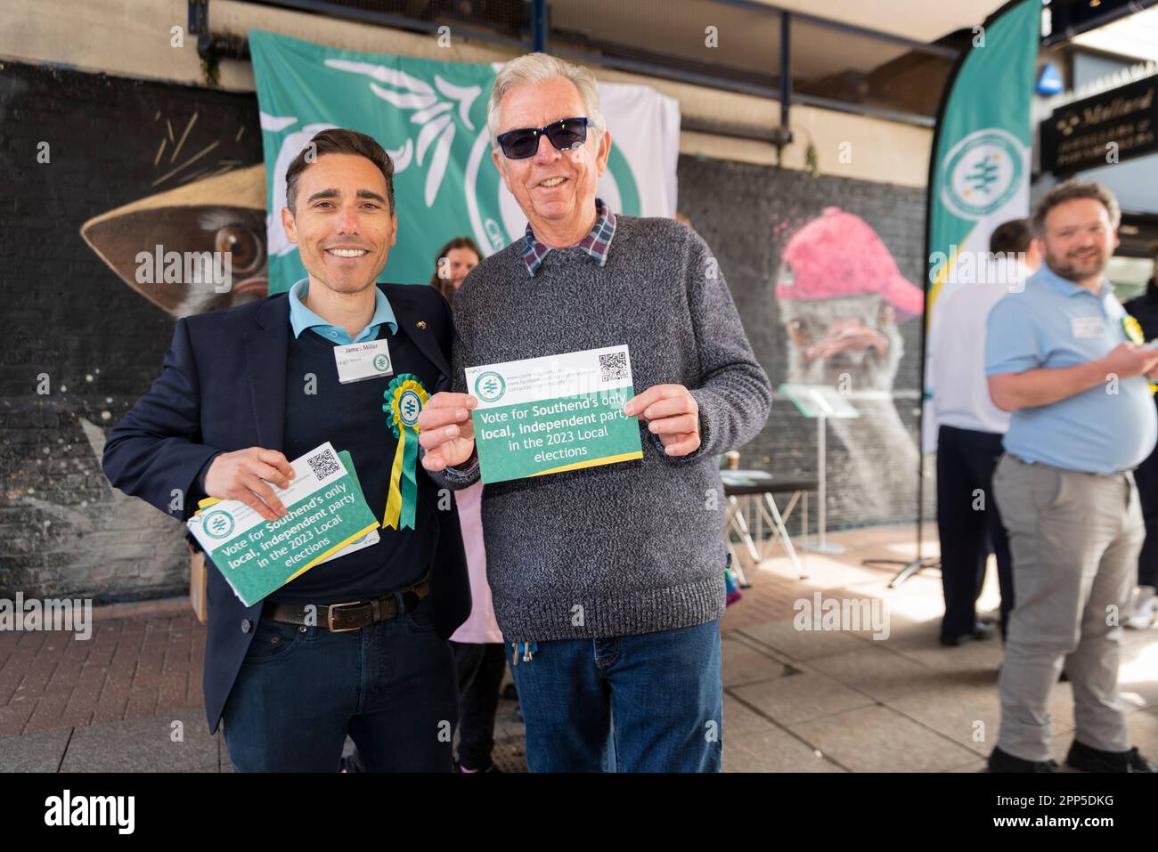 High Street, Southend on Sea, Essex, Regno Unito. 22nd Apr, 2023. Un nuovo partito politico chiamato Confelicity si è formato a Southend on Sea specificamente per la campagna su questioni locali. Il partito sta organizzando un rally nella High Street per sensibilizzare i suoi obiettivi per le elezioni del consiglio del 4th maggio, con l’obiettivo di conquistare seggi nel consiglio della Città. Il leader del partito James Miller si presenterà anche come candidato per il Southend West Ward alle prossime elezioni generali. È visto qui con suo padre Philip Miller che è il proprietario del parco di divertimenti lungomare di Adventure Island Foto Stock