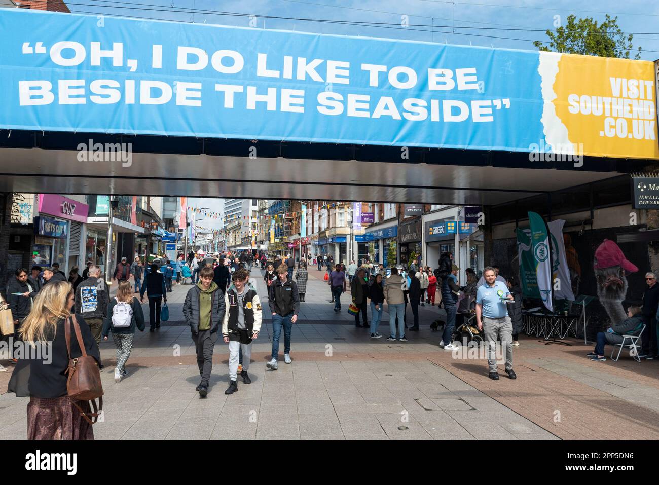High Street, Southend on Sea, Essex, Regno Unito. 22nd Apr, 2023. Un nuovo partito politico si è formato a Southend on Sea specificamente per la campagna sulle questioni locali. Il partito sta organizzando un rally sotto il ponte ferroviario in High Street per sensibilizzare i propri obiettivi alle elezioni del consiglio del 4th maggio, con l’obiettivo di conquistare seggi nel consiglio comunale. Foto Stock