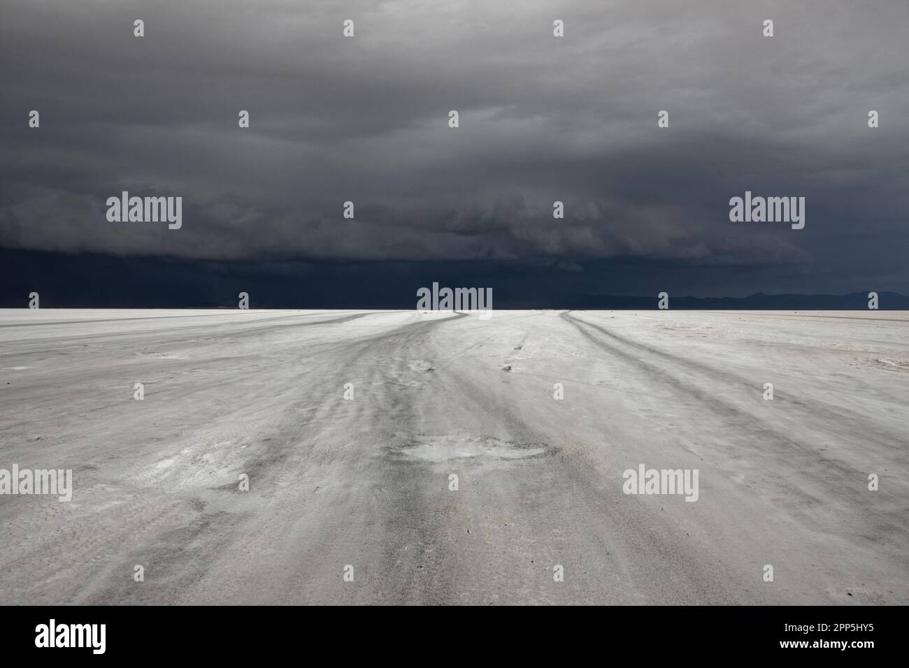 Una tempesta imminente alle distese di sale di Salar de Uyuni, Bolivia Foto Stock