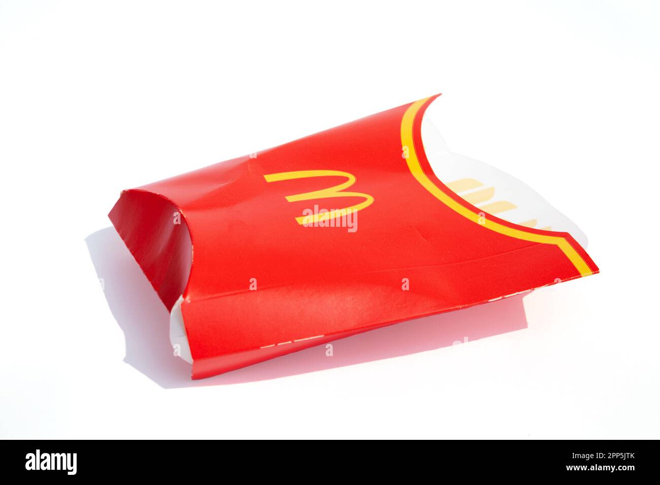 Ho Chi Minh City, Vietnam - 20 aprile 2023: Scatola vuota di carta patatine fritte rosse con logo McDonalds isolato su bianco. Cestino lasciato dopo aver mangiato in un famou Foto Stock