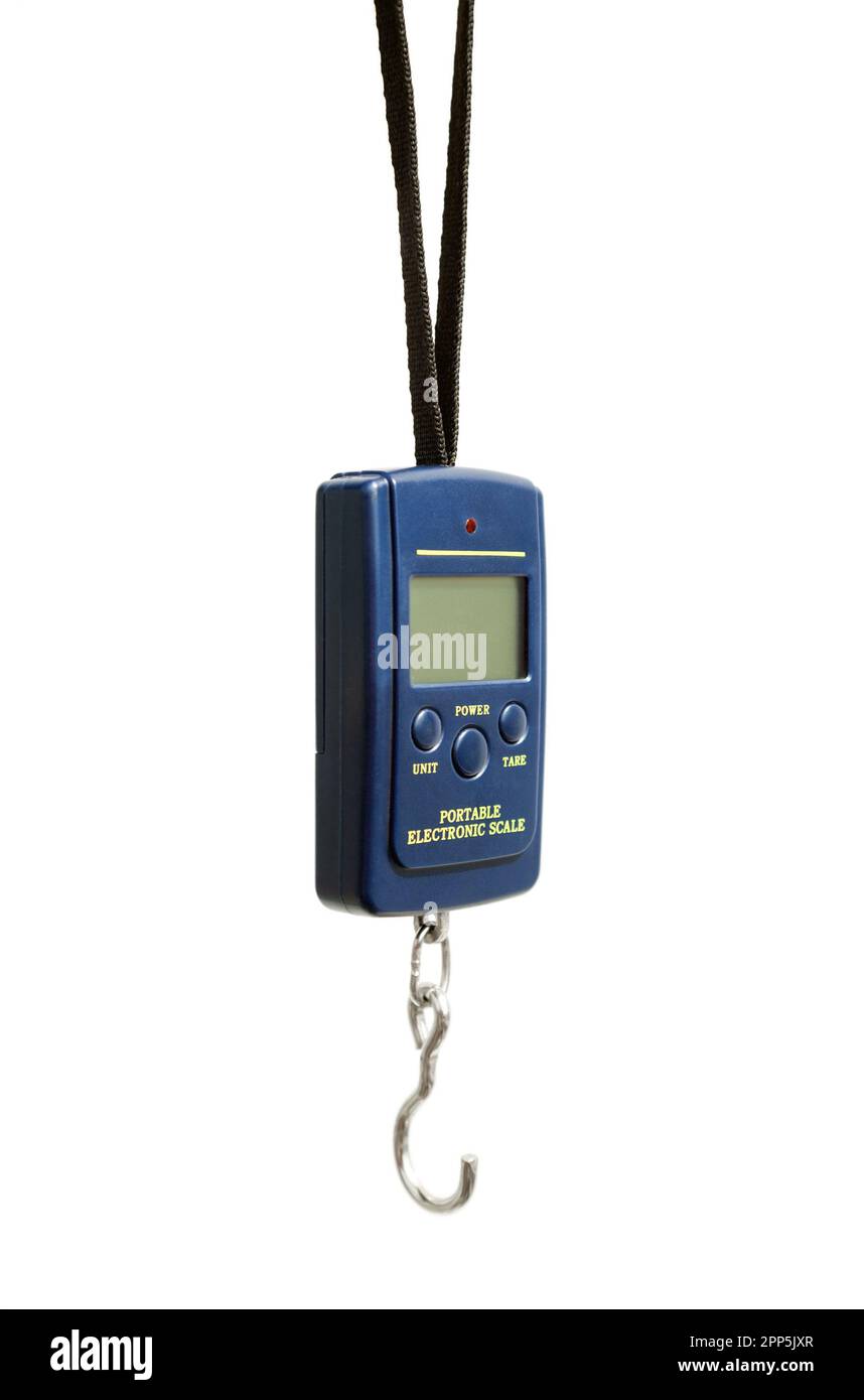Bilancia portatile con display digitale vuoto isolato su bianco. Mini bilance elettroniche a mano per pesca, pesata bagagli. Strumento di misurazione del peso Foto Stock