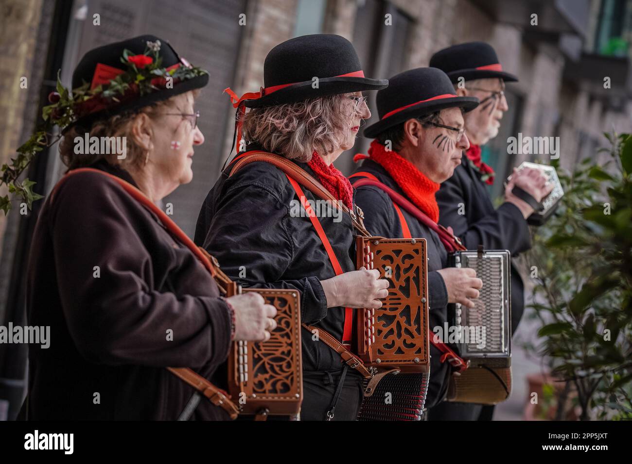 Il Molly Mill Molly si esibirà all'esterno dell'Horseshoe Inn, Bermondsey, Londra, come parte dell'emergente St Le feste di George’s Day e le tradizioni estive di Morris Foto Stock