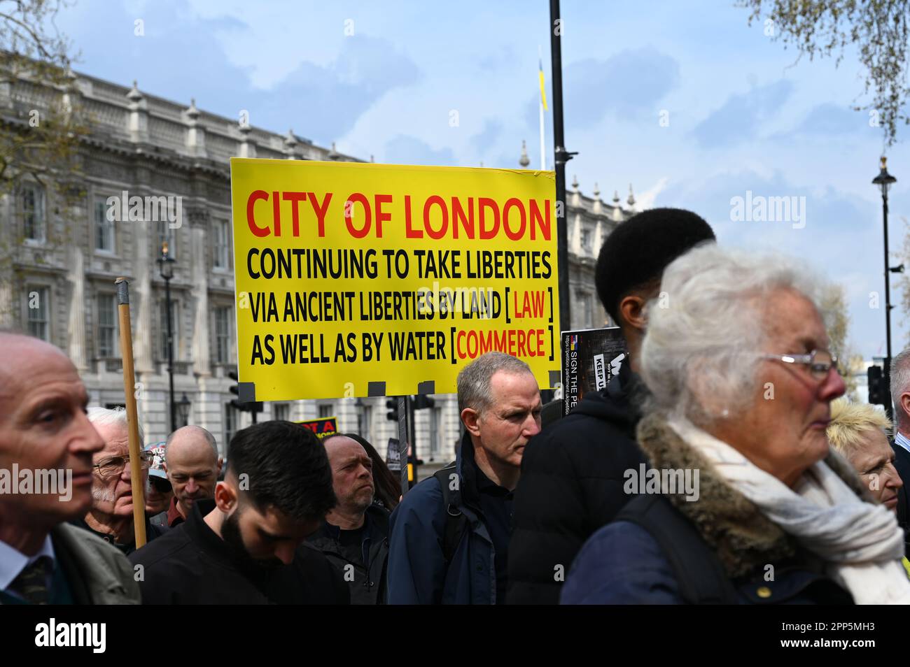 Downing Street, Londra, Regno Unito. 22nd Apr, 2023. La protesta britannica contro il governo britannico che finanzia il regime Zelensky non è la nostra guerra alla spesa dei contribuenti. 'Non un centesimo di più'. I poveri cittadini britannici dovranno decidere di morire di fame o pagare il carburante e l'affitto? E diecimila bambini nel Regno Unito vanno a scuola affamati. La NATO guidata DAGLI STATI UNITI sta guidando i manifestanti di guerra che chiedono al governo britannico di uscire dalla NATO. Credit: Vedi li/Picture Capital/Alamy Live News Foto Stock