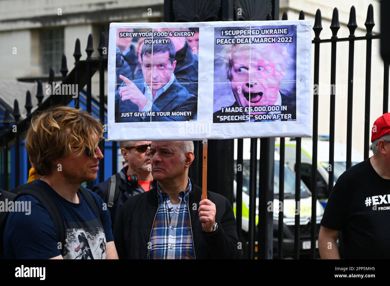 Downing Street, Londra, Regno Unito. 22nd Apr, 2023. La protesta britannica contro il governo britannico che finanzia il regime Zelensky non è la nostra guerra alla spesa dei contribuenti. 'Non un centesimo di più'. I poveri cittadini britannici dovranno decidere di morire di fame o pagare il carburante e l'affitto? E diecimila bambini nel Regno Unito vanno a scuola affamati. La NATO guidata DAGLI STATI UNITI sta guidando i manifestanti di guerra che chiedono al governo britannico di uscire dalla NATO. Credit: Vedi li/Picture Capital/Alamy Live News Foto Stock