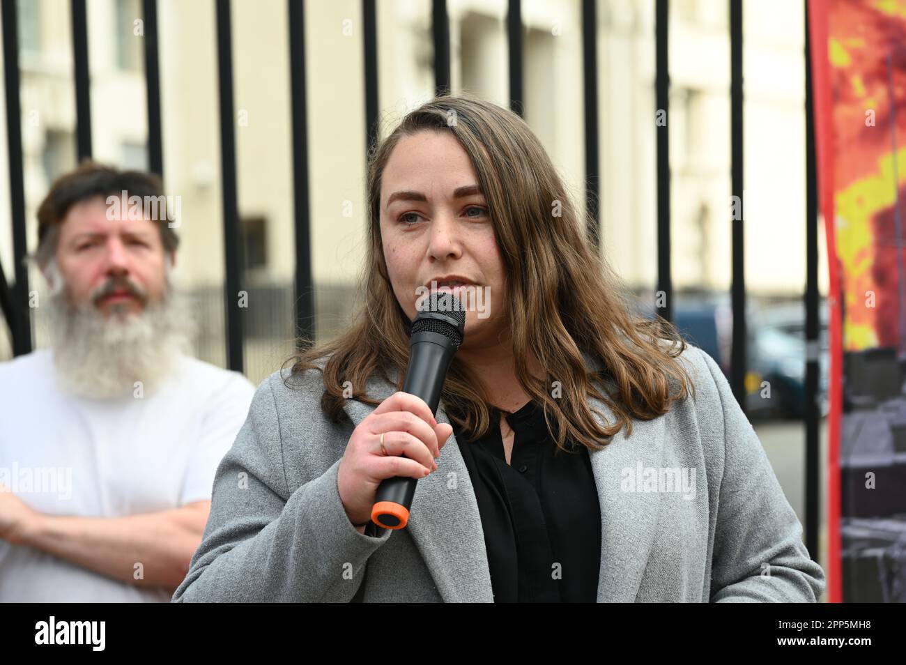 Downing Street, Londra, Regno Unito. 22nd Apr, 2023. La protesta britannica contro il governo britannico che finanzia il regime Zelensky non è la nostra guerra alla spesa dei contribuenti. 'Non un centesimo di più'. I poveri cittadini britannici dovranno decidere di morire di fame o pagare il carburante e l'affitto? E diecimila bambini nel Regno Unito vanno a scuola affamati. La NATO guidata DAGLI STATI UNITI sta guidando i manifestanti di guerra che chiedono al governo britannico di uscire dalla NATO. Credit: Vedi li/Picture Capital/Alamy Live News Foto Stock