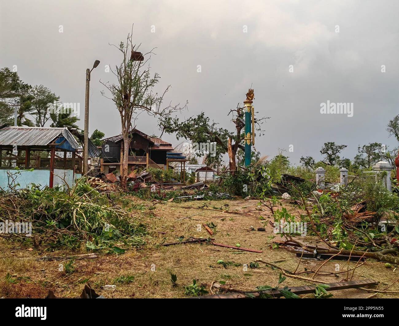 (230422) -- NAY PYI TAW, 22 aprile 2023 (Xinhua) -- questa foto scattata con il telefono cellulare il 21 aprile 2023 mostra le proprietà danneggiate da un tornado nella città di Lewe del territorio dell'Unione di Nay Pyi Taw, Myanmar. Sei persone sono state uccise e altre 109 ferite dopo che un tornado mortale ha colpito il Myanmar centrale venerdì, le autorità locali hanno detto. (Str/Xinhua) Foto Stock