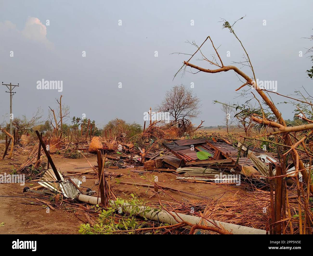 (230422) -- NAY PYI TAW, 22 aprile 2023 (Xinhua) -- questa foto scattata con il telefono cellulare il 21 aprile 2023 mostra le proprietà danneggiate da un tornado nella città di Lewe del territorio dell'Unione di Nay Pyi Taw, Myanmar. Sei persone sono state uccise e altre 109 ferite dopo che un tornado mortale ha colpito il Myanmar centrale venerdì, le autorità locali hanno detto. (Str/Xinhua) Foto Stock