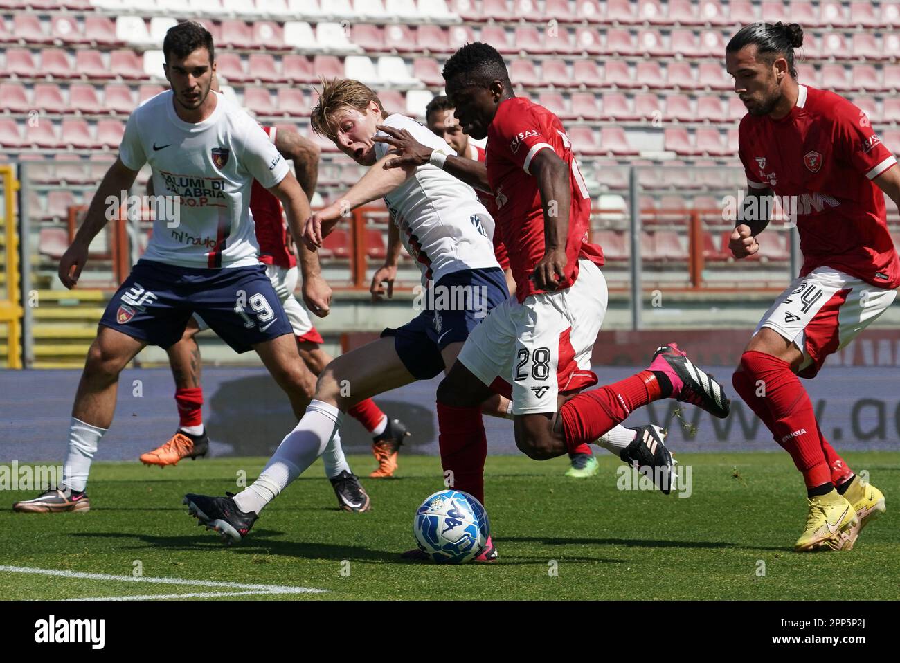 Perugia, Italia. 22nd Apr, 2023. Stadio Renato Curi, Perugia, Italia, 22 aprile 2023, Kouan oulai christian “k. oulai” (n.28 perugia calco)&#XA; v brescianini marco (n.04 perugia calco) durante AC Perugia vs Cosenza calcio - Italiano calcio Serie B Match Credit: Live Media Publishing Group/Alamy Live News Foto Stock