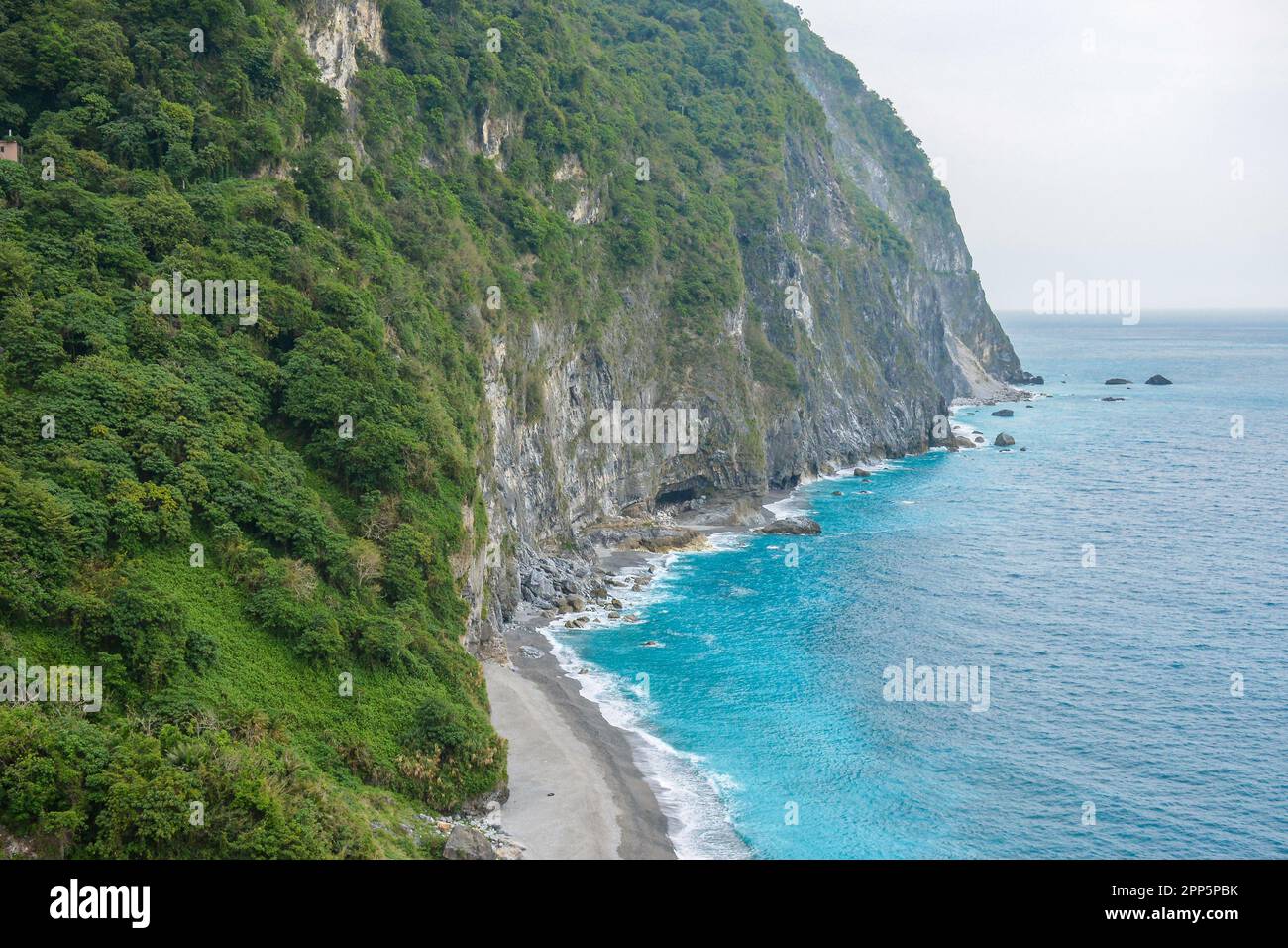 L'area panoramica della scogliera di CH'ing-shui (scogliera di Qingshui) e le scogliere costiere di Taiwan con acque turchesi e smeraldo del mare nel Parco Nazionale di Taroko, Taiwan Foto Stock