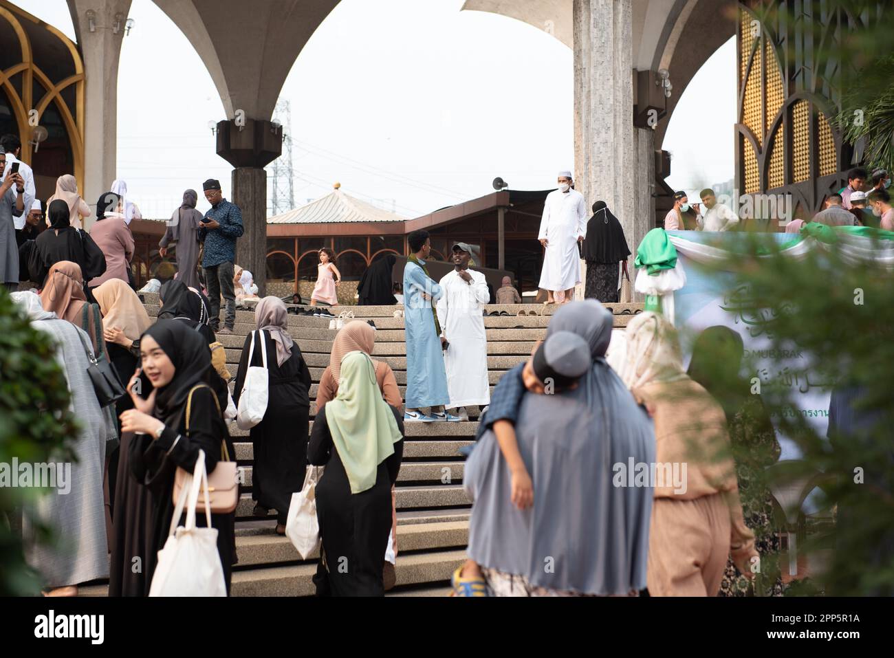 Bangkok, Thailandia. 22nd Apr, 2023. I fedeli musulmani si riuniscono, eseguono preghiere mattutine presso la Fondazione del Centro Islamico della Thailandia, la più grande moschea di Bangkok, presso Eid al-Fitr (01 Shawwal 1444). L'EID al-Fitr è il più importante dell'Islam. E 'celebrato come i musulmani ha finito un mese intero di digiuno nel mese di Ramadan. (Foto di Teera Noisakran/Pacific Press) Credit: Pacific Press Media Production Corp./Alamy Live News Foto Stock