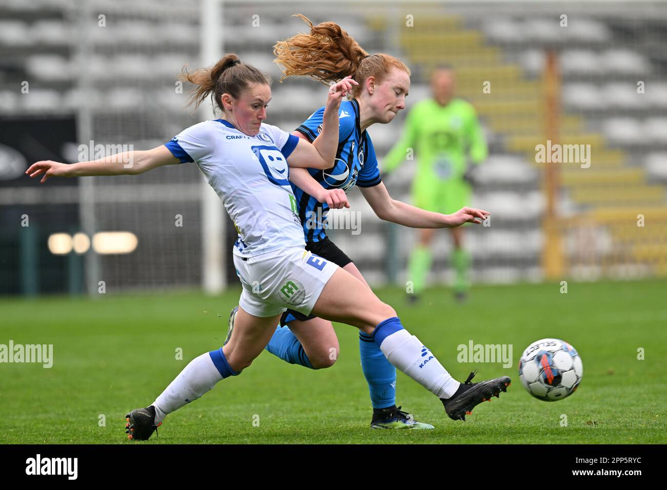 Emma Van Britsom (8) di Gent e Jade Heida (19) di Bruggggepictured durante una partita di calcio femminile tra il Club Brugge Dames YLA e AA Gent Ladies il 6th° giorno in gioco 1 della stagione 2022 - 2023 della belga Lotto Womens Super League , Sabato 22 aprile 2023 a Roeselare (BELGIO). PHOTO SPORTPIX | David Catry Foto Stock