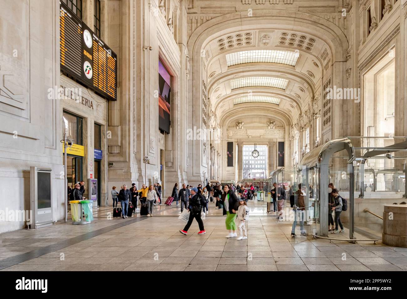 Persone che camminano attraverso il magnifico interno della sala d'ingresso  al piano terra della stazione ferroviaria di Milano Centrale a Milano Foto  stock - Alamy