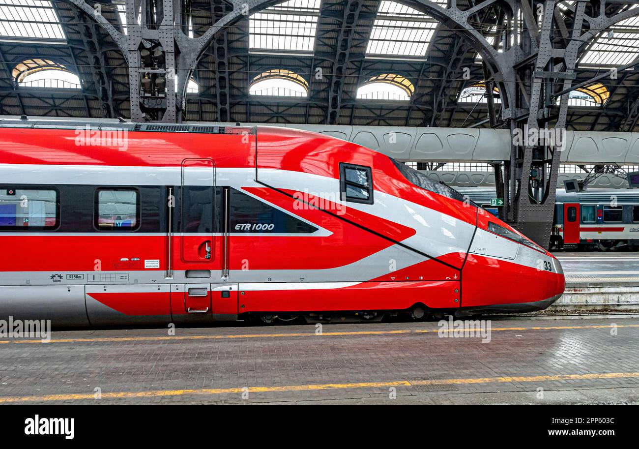 Un treno ad alta velocità Trenitalia Frecciarossa 1000 alla stazione ferroviaria Milano Centrale, Milano, Italia Foto Stock