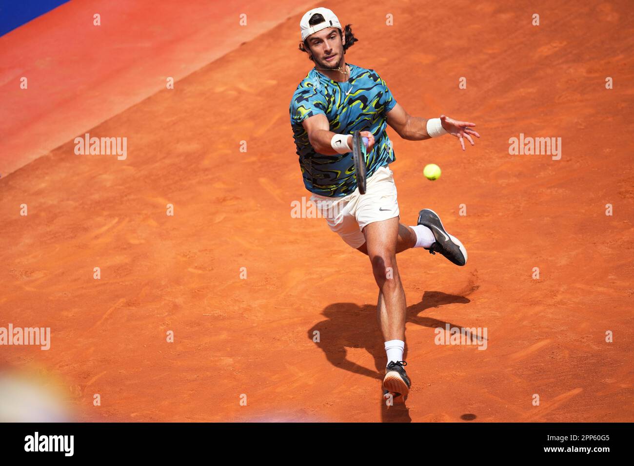 Barcellona, Spagna. 22nd Apr, 2023. Lorenzo Musetti durante il Barcellona Open Banc Sabadell, Conde de Godo Trophy match, semifinali. Tennis ATP 500, Real Club de Tenis Barcellona, Barcellona, Spagna - 22 aprile 2023. (Foto di Bagu Blanco/PRESSIN) Credit: PRESSINPHOTO AGENZIA SPORTIVA/Alamy Live News Foto Stock