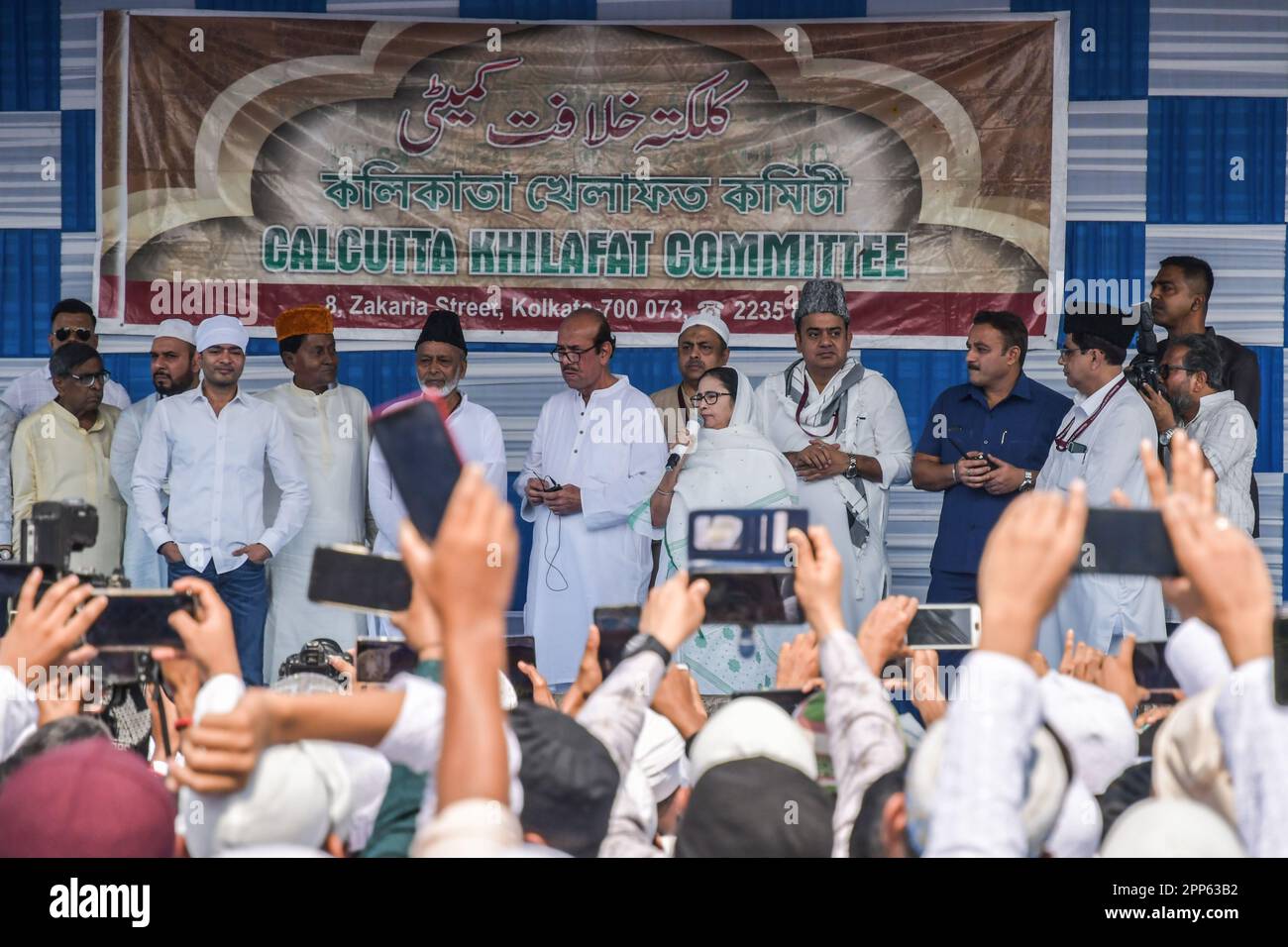 Kolkata, India. 22nd Apr, 2023. Il primo ministro del Bengala Occidentale, Mamata Banerjee, si rivolge alla comunità musulmana dopo le preghiere speciali in occasione di Eid-UL-Fitr. EID-UL-Fitr è un festival musulmano di felicità celebrato in tutto il mondo che segna la fine del santo mese del digiuno del Ramadan. Credit: SOPA Images Limited/Alamy Live News Foto Stock